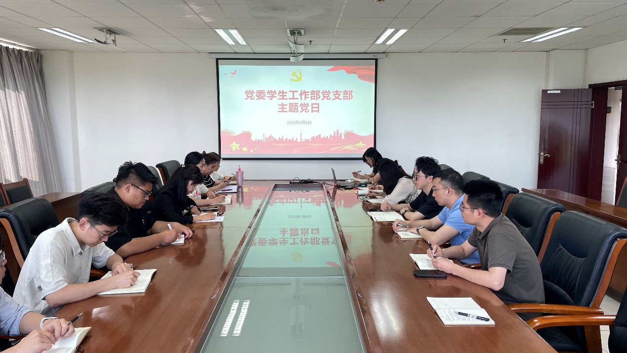 会议室里的人们描述已自动生成