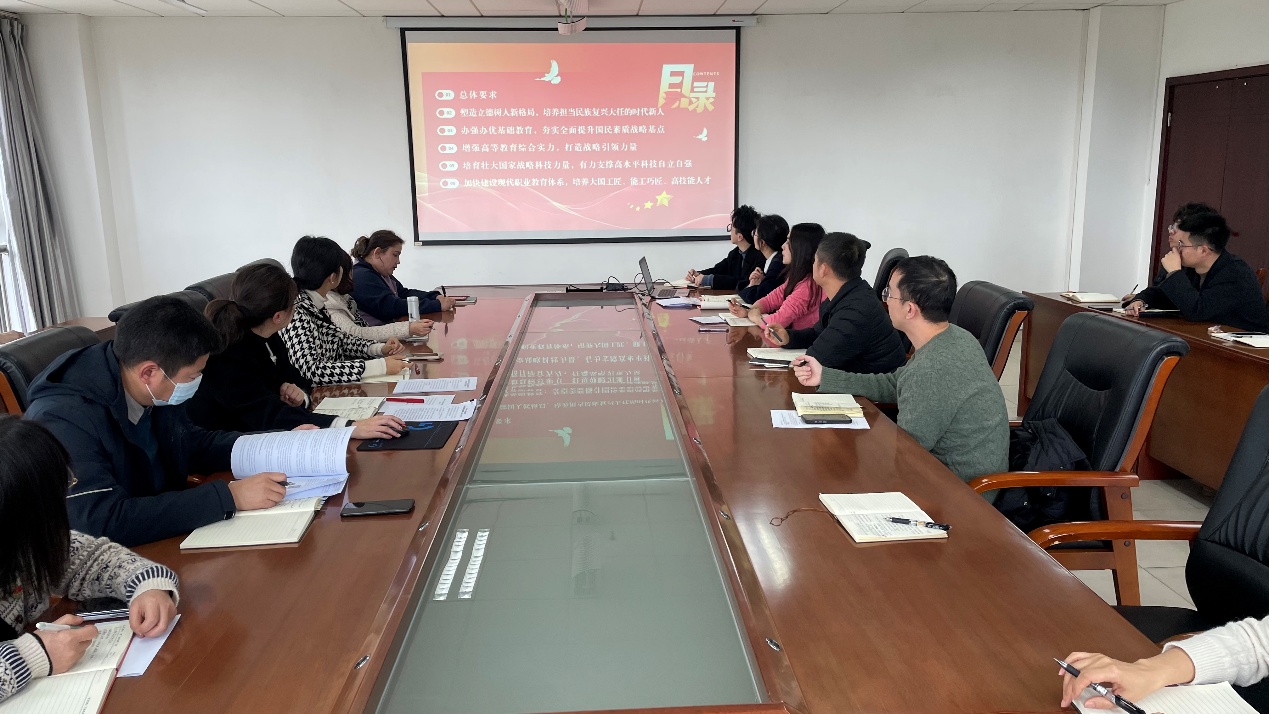 会议室里的人们描述已自动生成