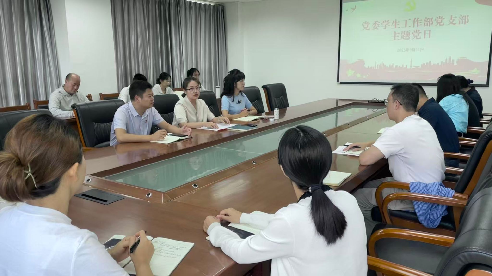 会议室里的人们描述已自动生成